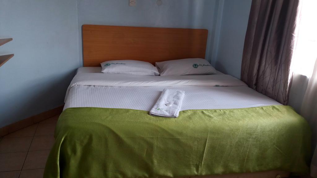 Bed and Breakfast La Jardine Найроби Экстерьер фото